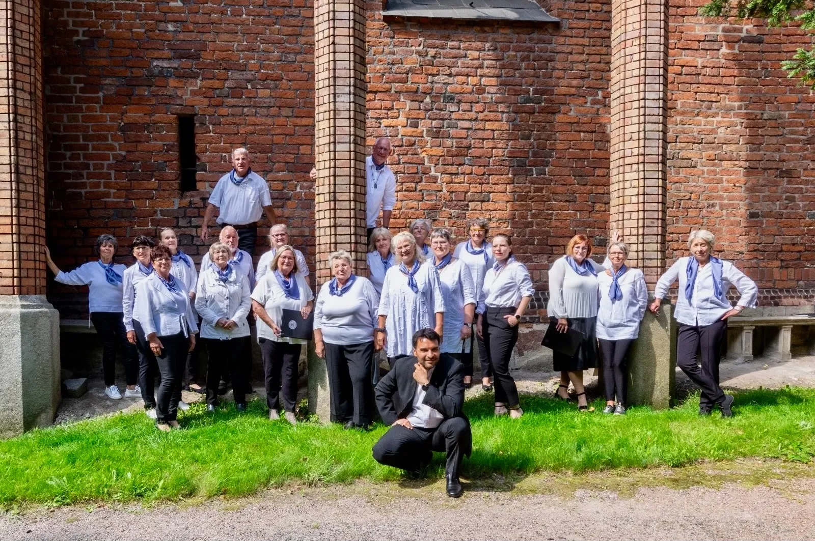 Gruppenfoto der Chormitglieder vor der Prohner Kirche.